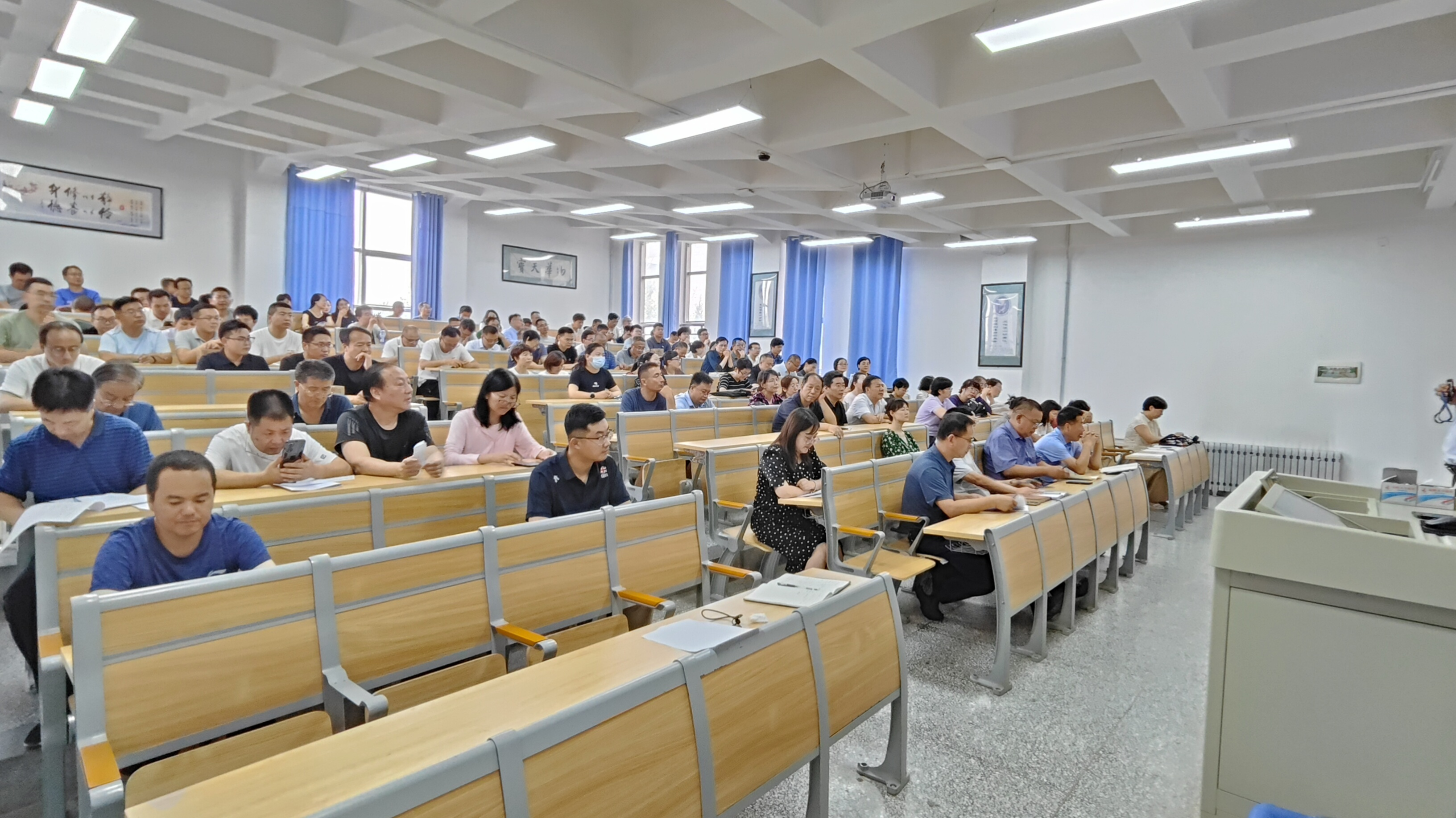 必赢3003no1线路检测中心召开秋季学期全体教职工大会暨“立师德 铸师魂 开学第一讲教师教育活动”