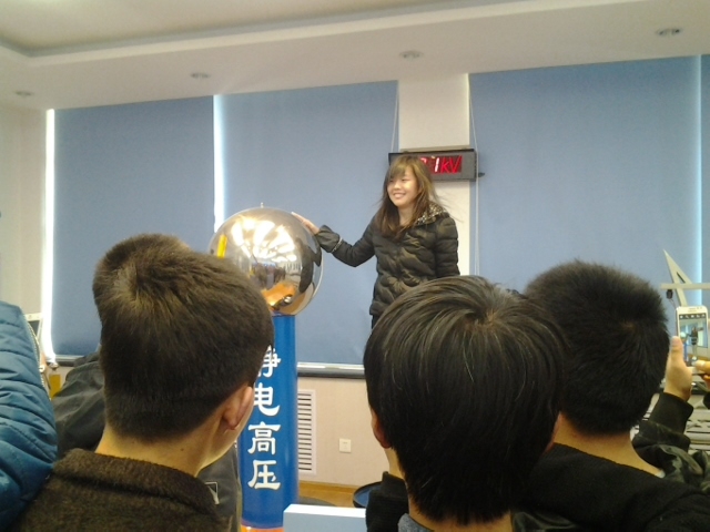必赢3003no1线路检测中心2014级应用物理专业学生参观物理演示实验室