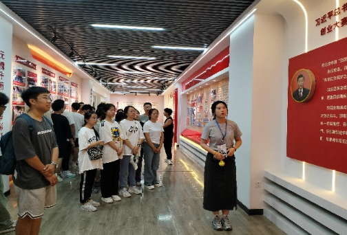 2024级新生入学教育系列活动|必赢3003no1线路检测中心组织新生参观校史馆、红柳创客梦工厂